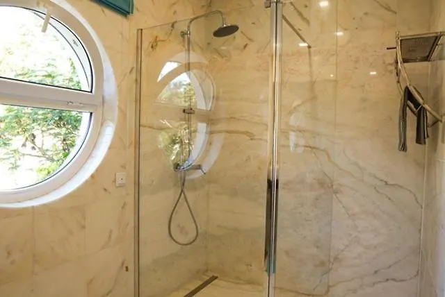 公寓 Edles In Architektenvilla Mit Grossem Pool, Sauna, Dachterrasse Und Malerischem Garten *